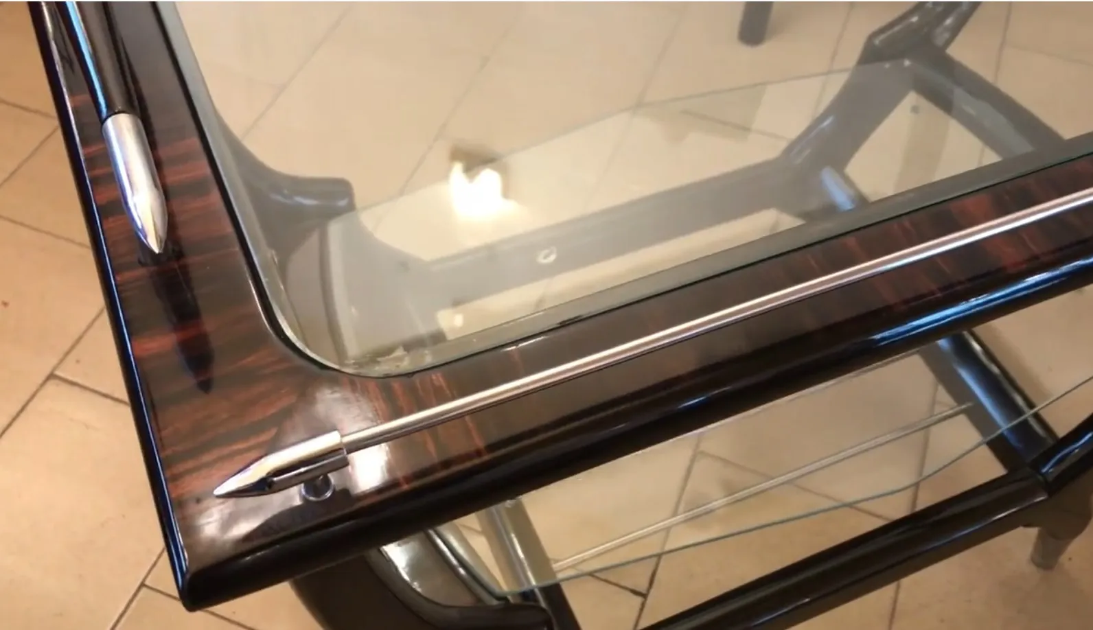 Antiker Bar mit Glasplatte und elegantem Design