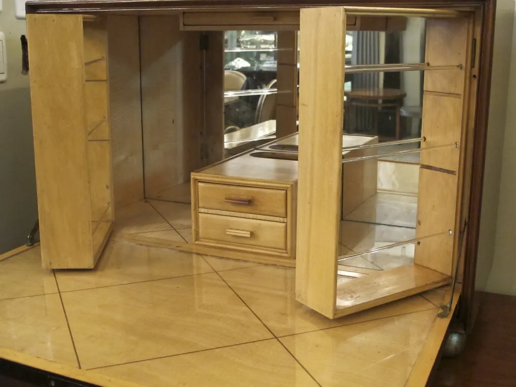 Meuble à cocktail ancien avec miroirs, étagères et tiroirs.