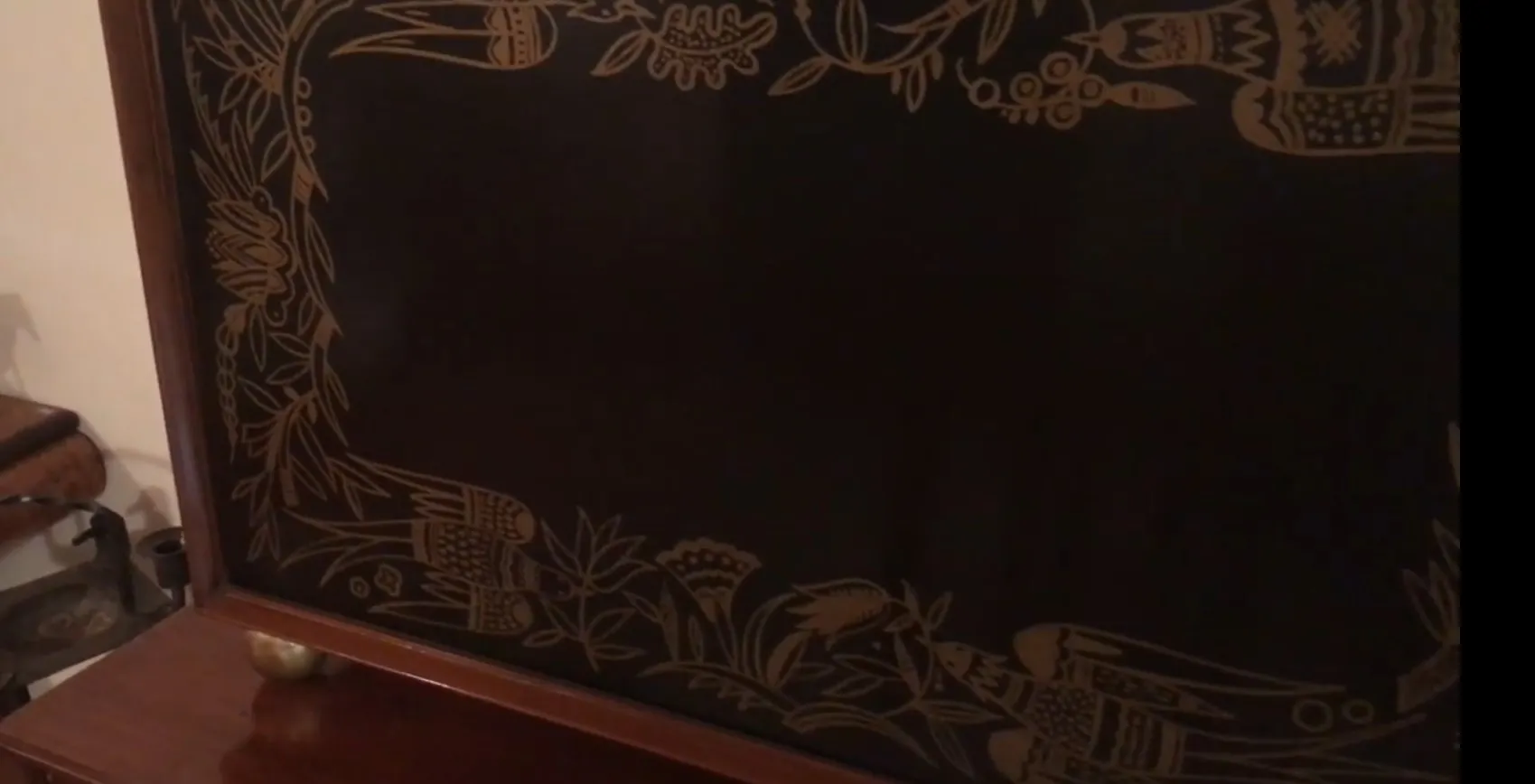 Bar antigo com decoração floral em fundo escuro.