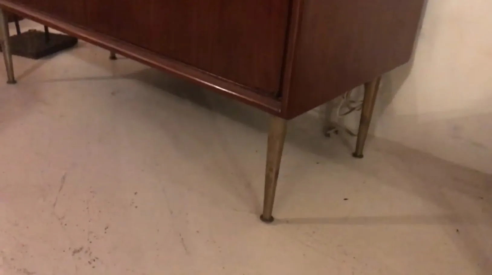 Meuble à cocktail ancien en bois avec pieds en métal élégants