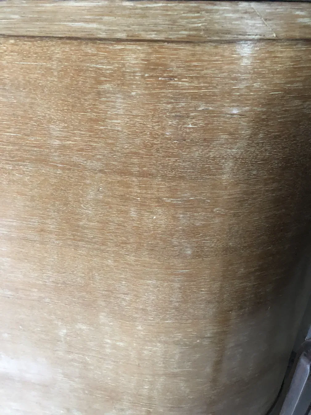 古董酒吧，浅色木材饰面，配有乡村环境。