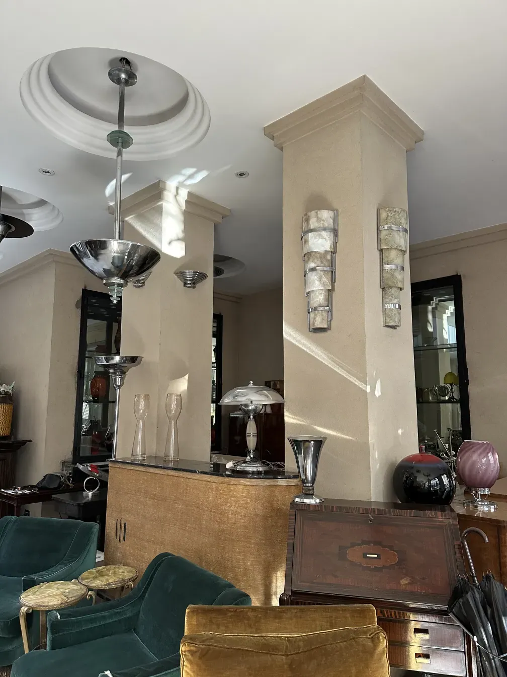 Bar antigo com acabamentos de luxo em um ambiente elegante.