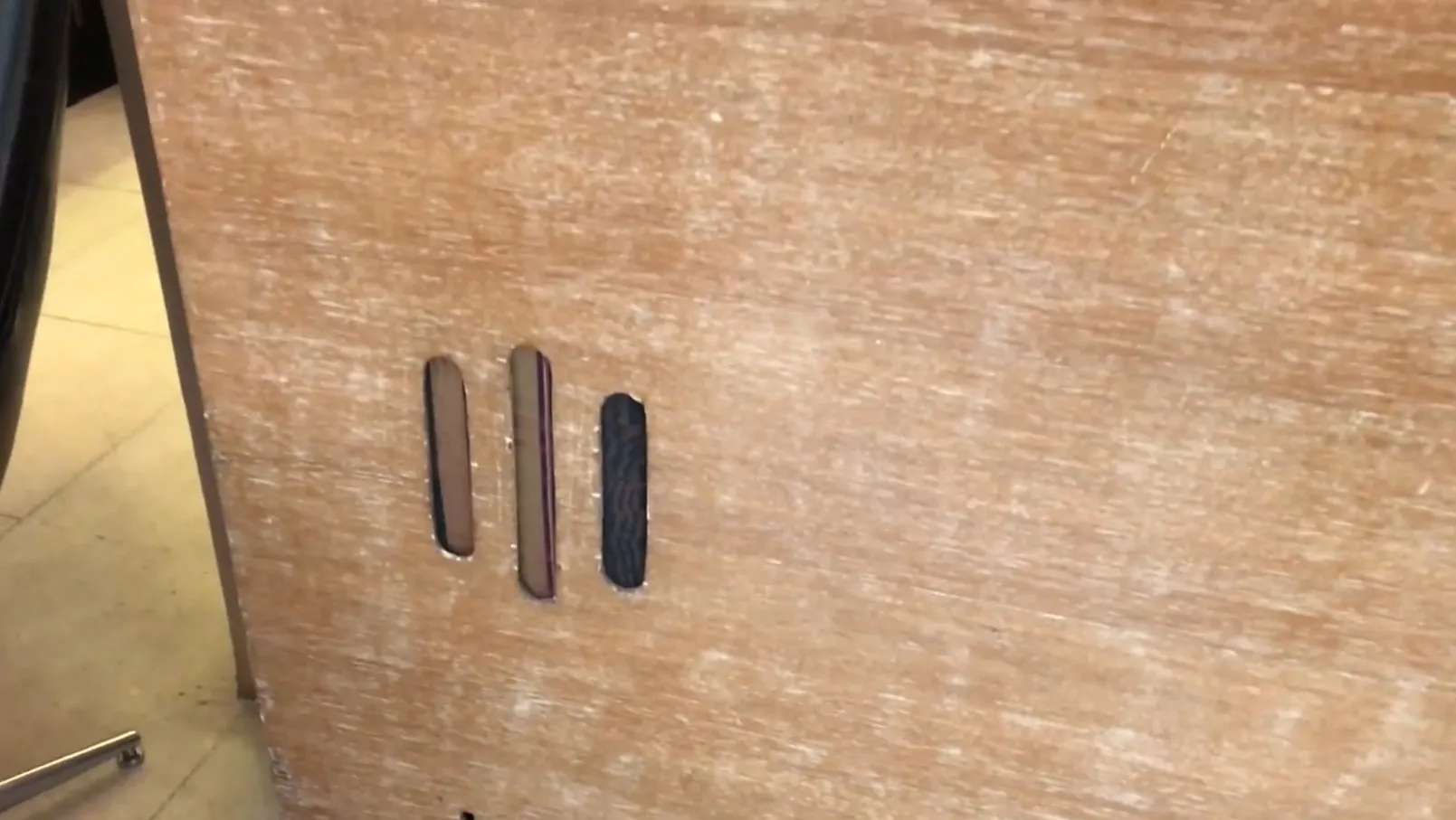 Detalle de un mueble bar antiguo con acabados únicos