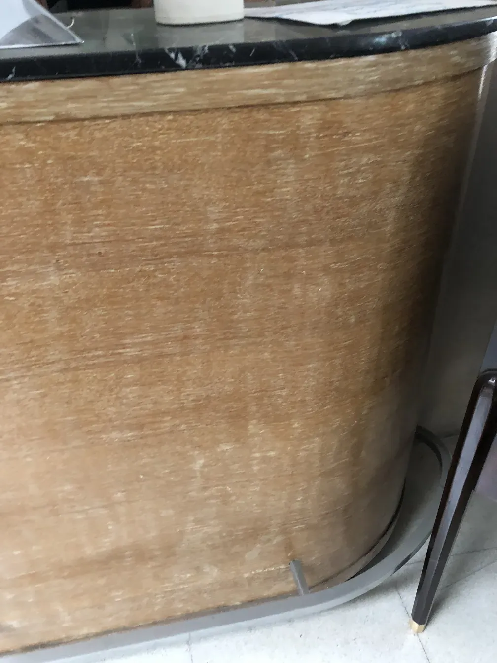 酒吧古董，带自然饰面，靠墙放置