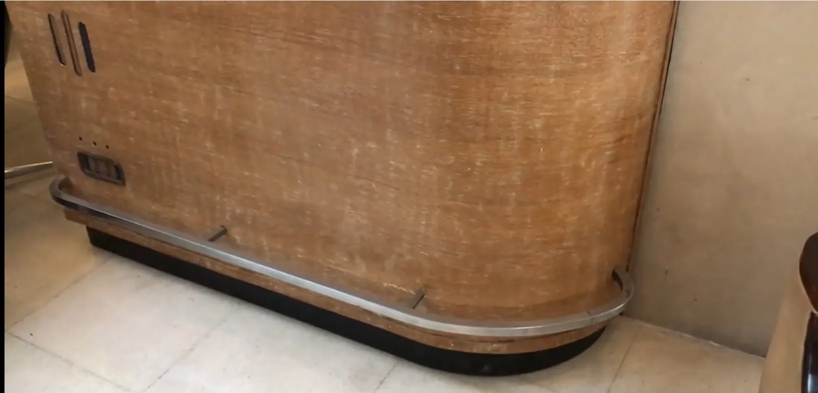 antik cocktailschrank mit metallischen details, gemütliche atmosphäre