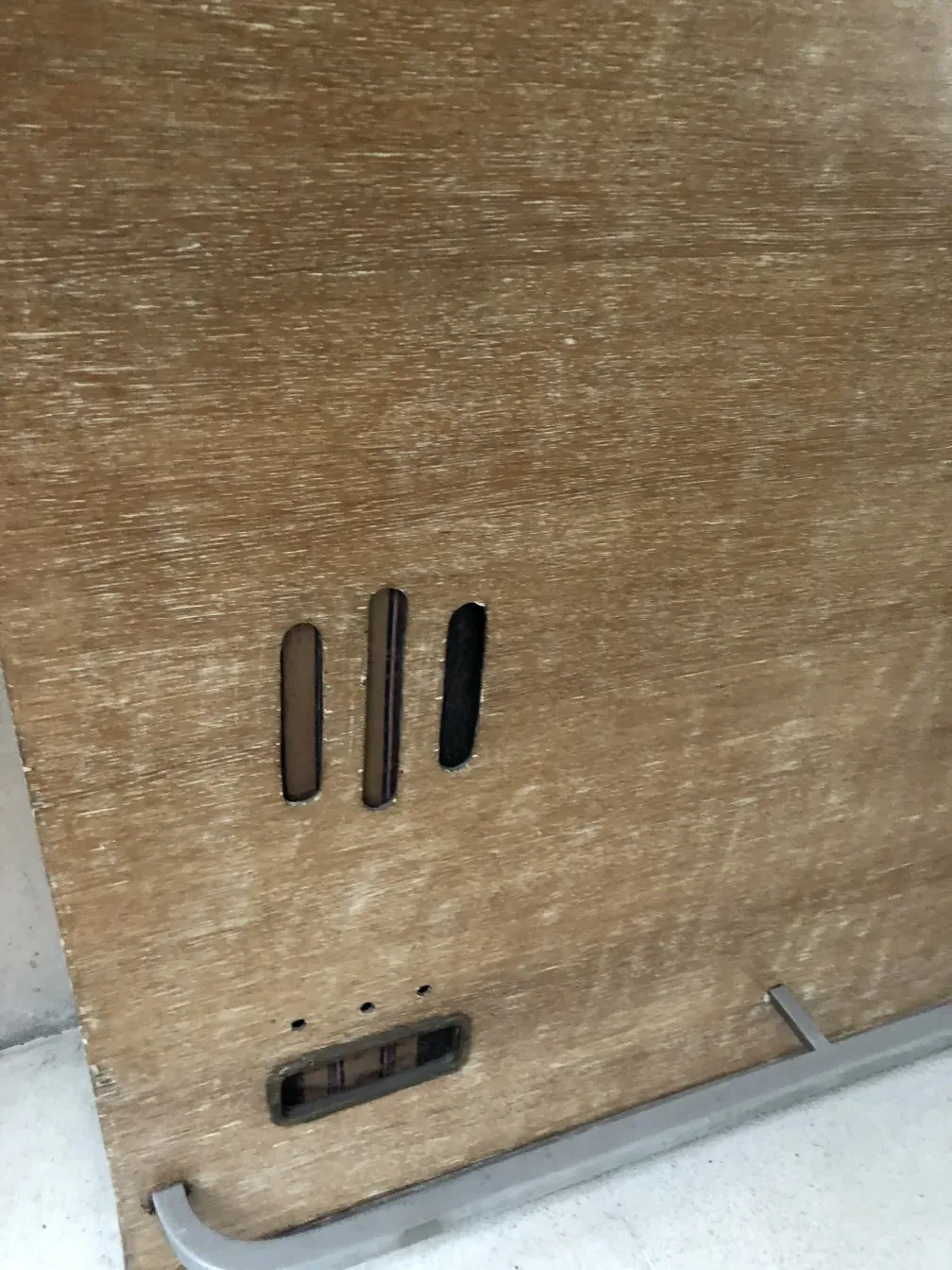 Meuble à cocktail ancien avec détails uniques et accessoires