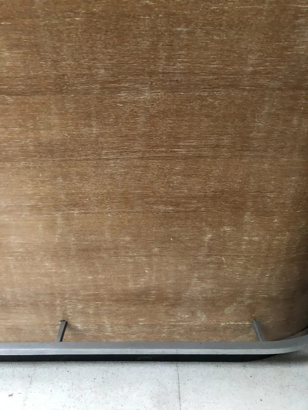 Antiker Holz-Cocktailschrank mit klassischer Oberflächenbehandlung.