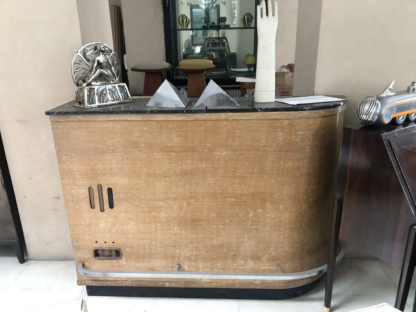 Bar antiguo con detalles de diseño, decorado con objetos secundarios. Un ambiente elegante.