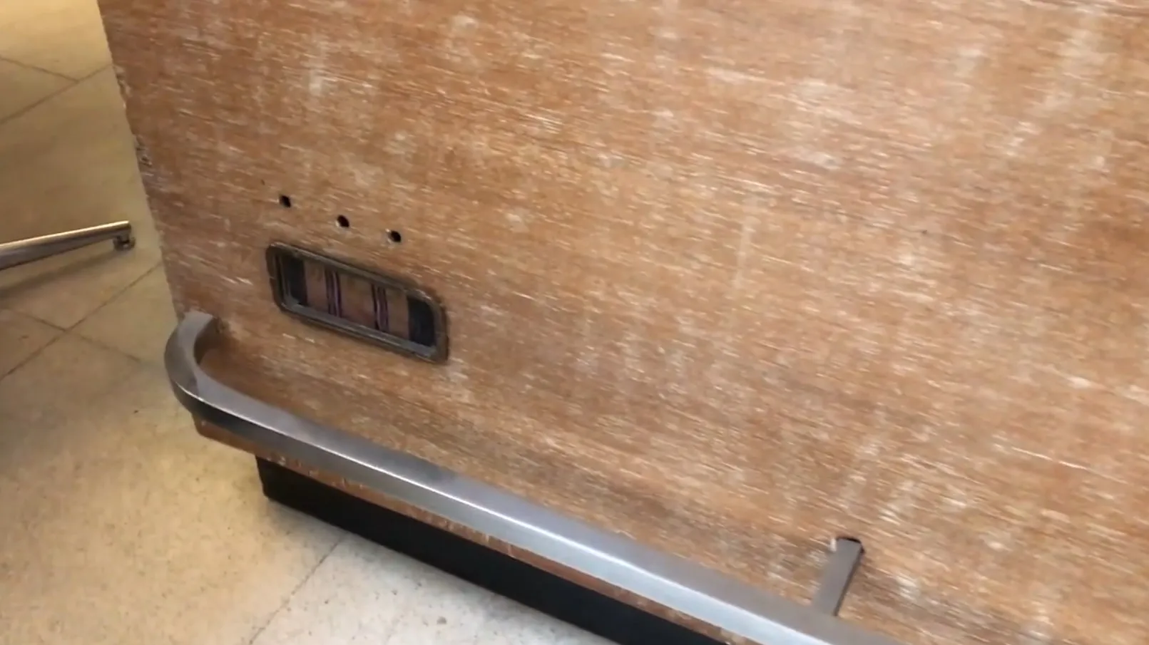 Antiquarischer Cocktailschrank mit einzigartigem Design, klassischer Stil.