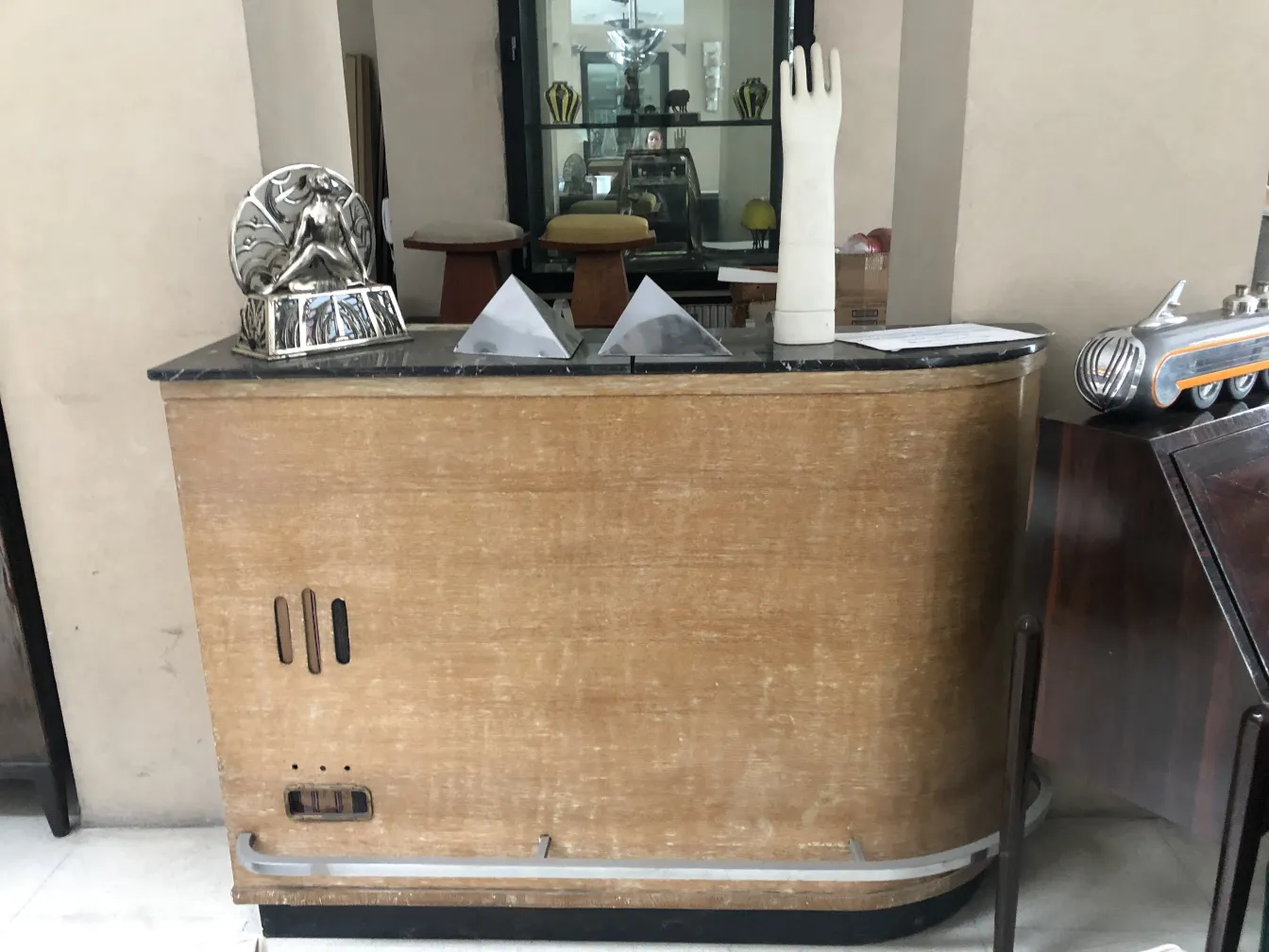 Meuble à cocktail ancien avec sculptures décoratives