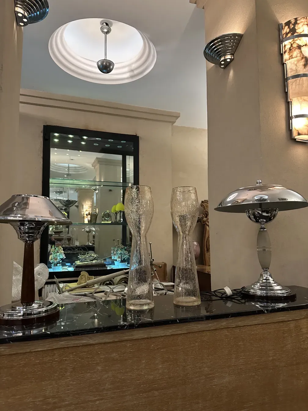 Mueble bar antiguo con cristales y accesorios brillantes en un entorno elegante.