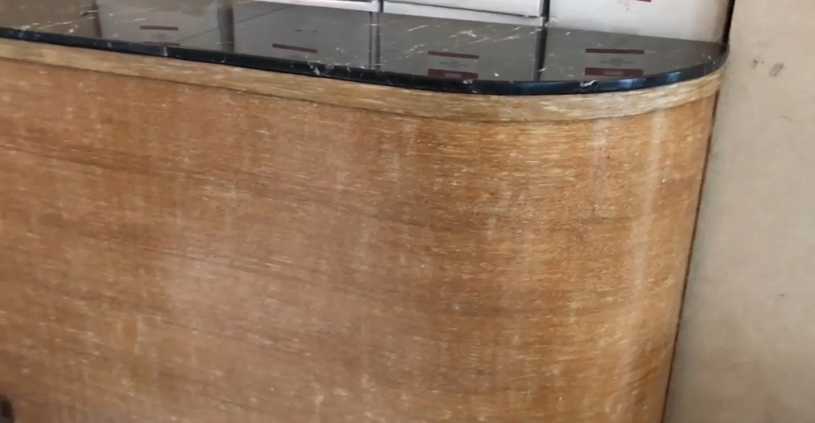 Antiker Cocktailschrank mit klarem Glasoberteil und elegantem Design