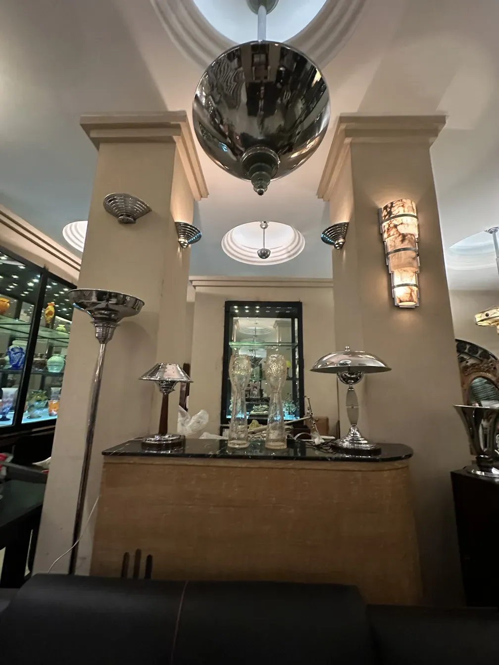 Antiker Cocktailschrank mit eleganter Oberfläche in modernem Ambiente