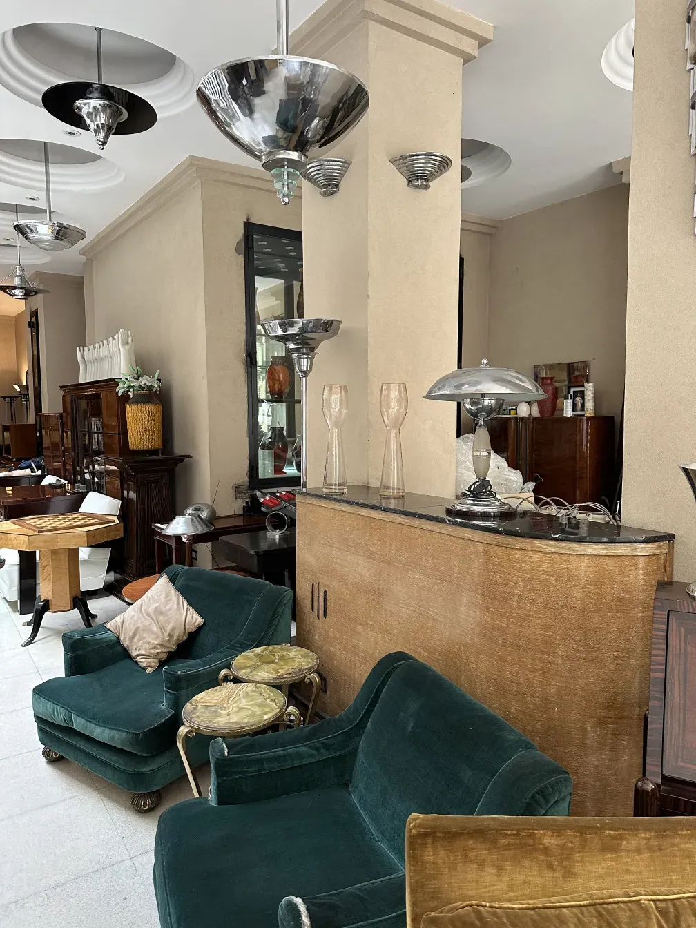 Mueble bar antiguo con detalles elegantes en un ambiente acogedor.