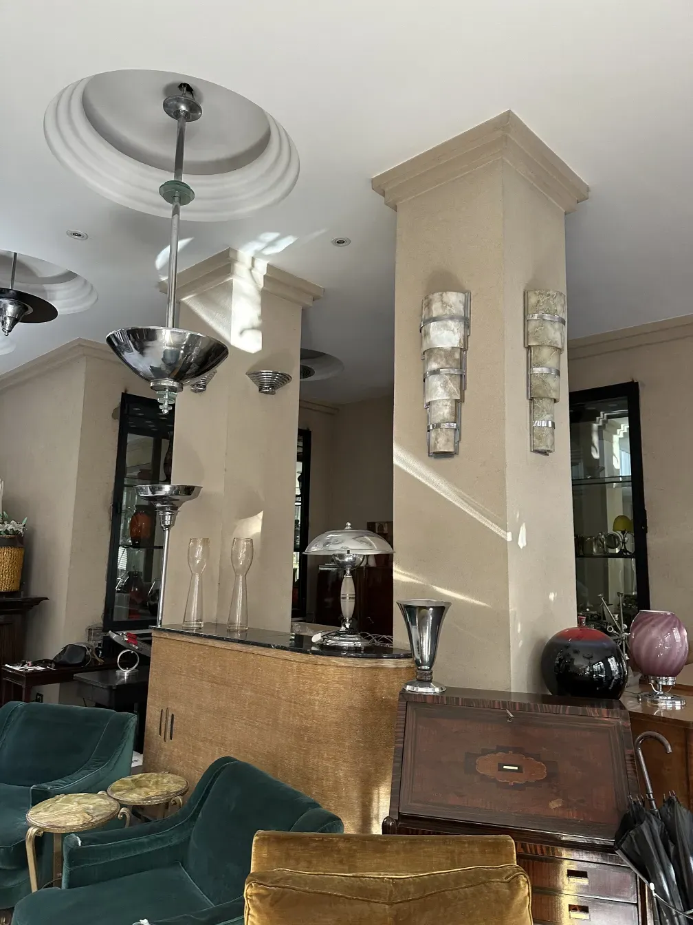 Vista di un mobile bar antico con dettagli eleganti e bicchieri.