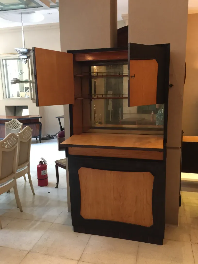 meuble à cocktail ancien avec miroirs et détails en bois, ambiance élégante