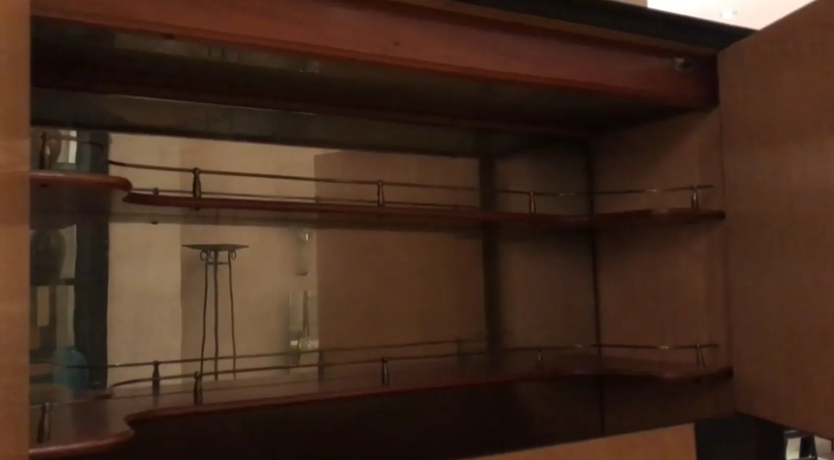 Античный бар с деревянными полками, уютная атмосфера.