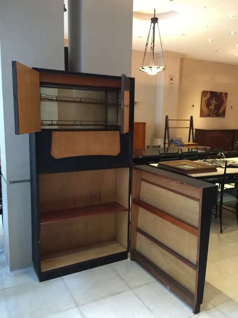 Bar aparador antigo com design clássico e prateleiras variadas em um ambiente moderno.