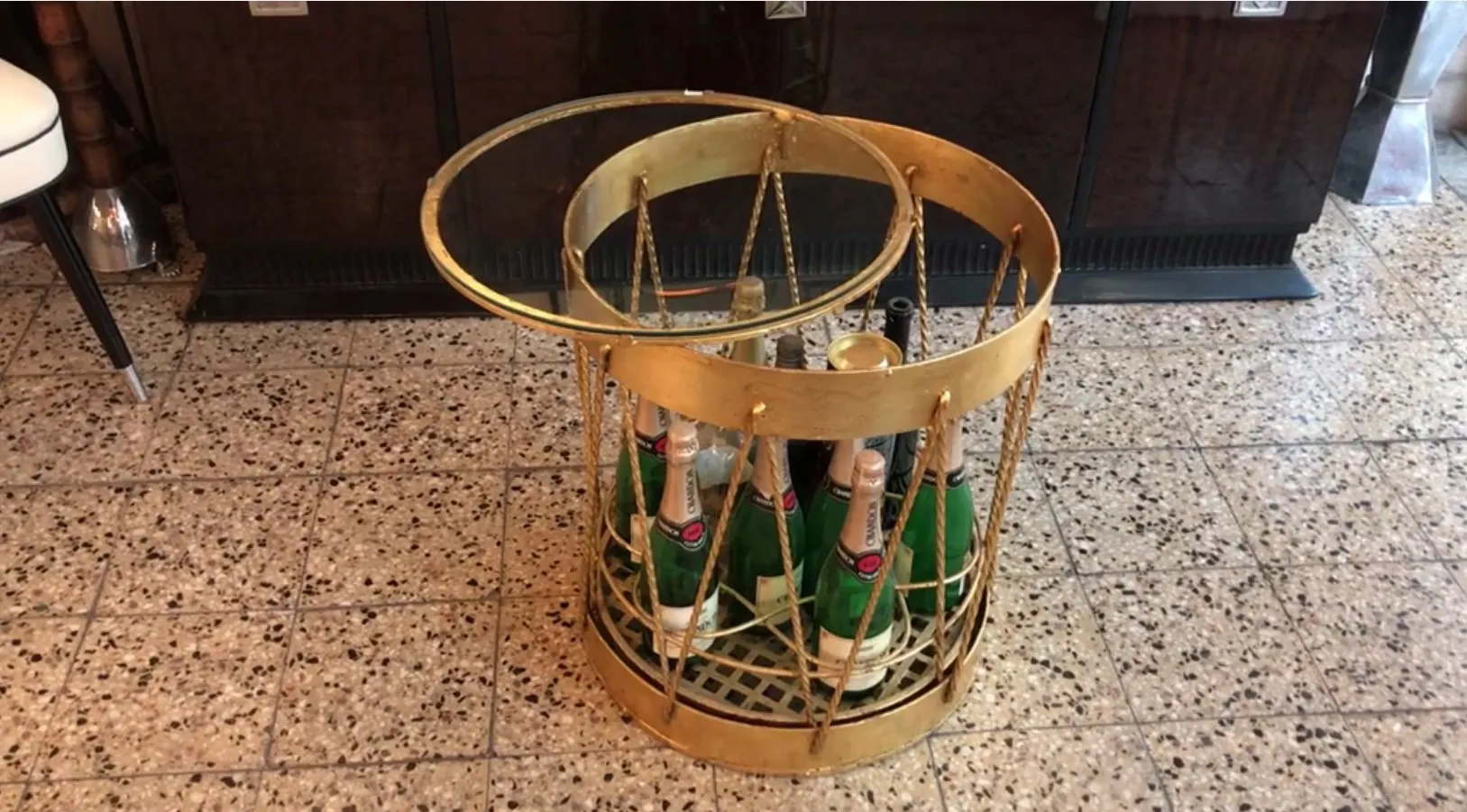 古董酒吧，配有绿色香槟瓶和优雅的设计。