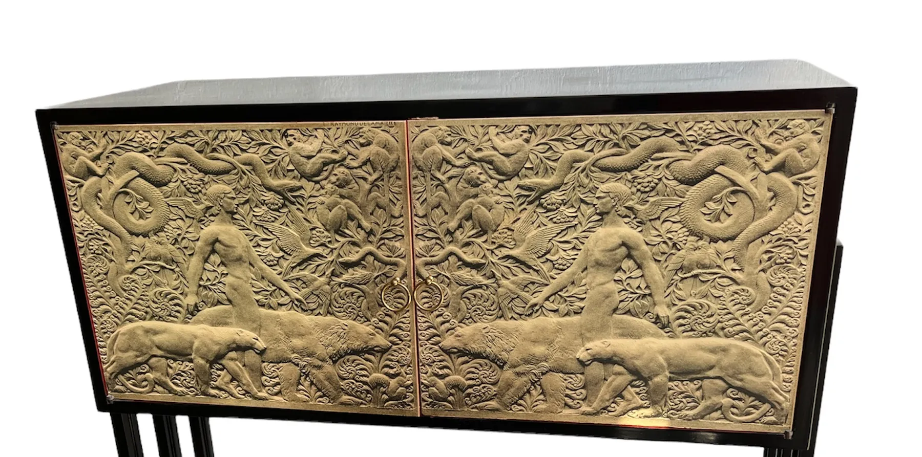 Bibliothèque ancienne avec détails en relief d'animaux, fond sombre, ambiance accueillante.