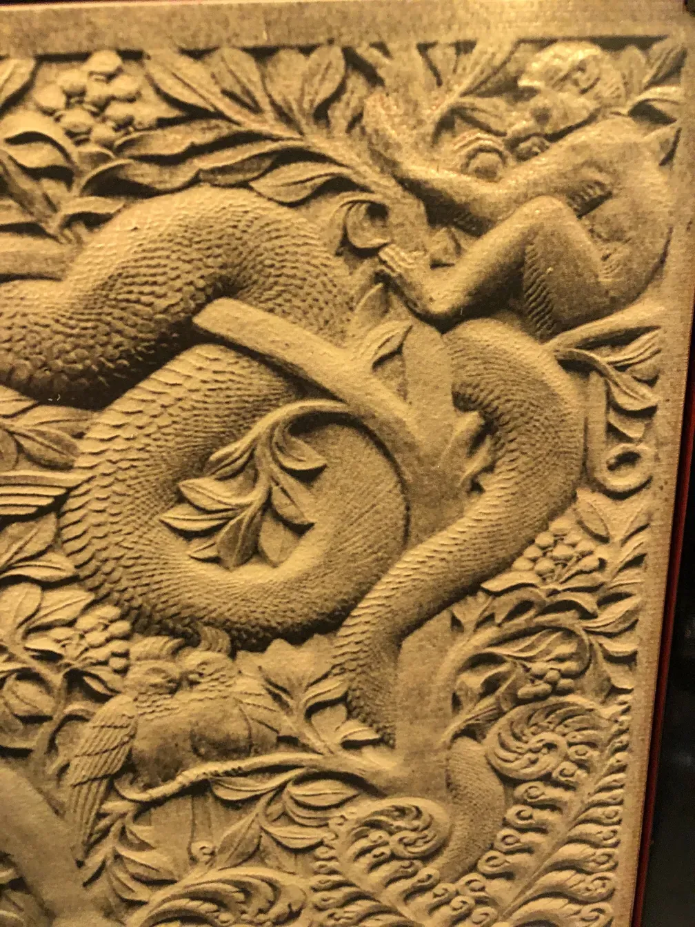 Meuble à cocktail ancien avec sculptures de serpent et feuilles