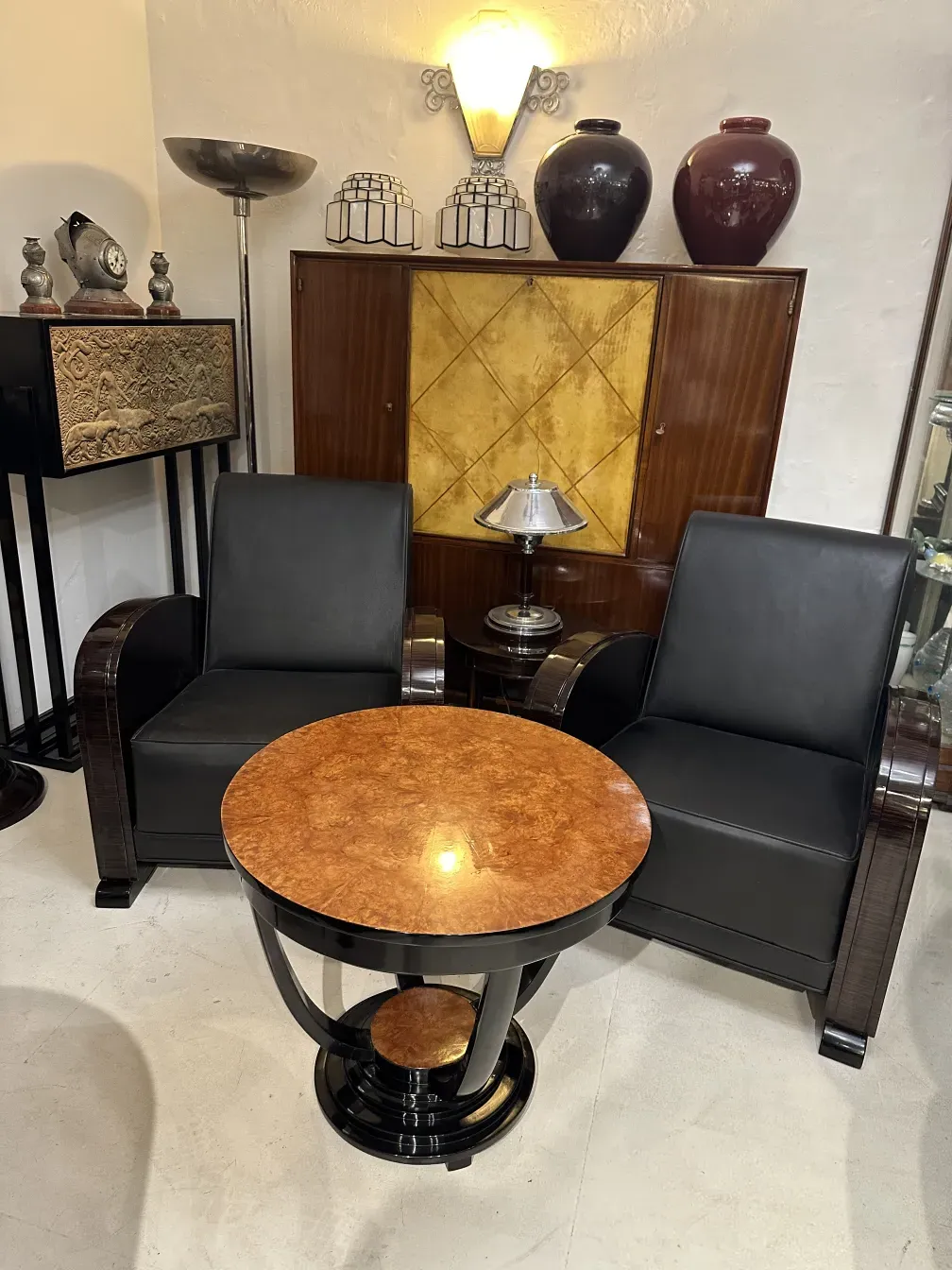 Antiguo mueble bar con diseño elegante, entorno acogedor.