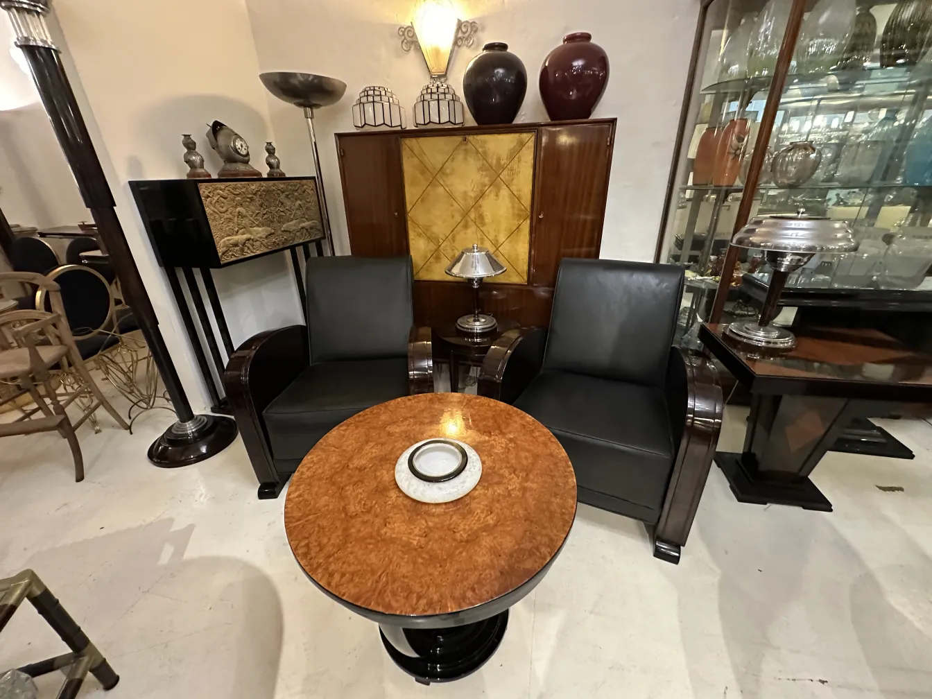 Mobili bar antico con design elegante, sedie e tavolo. Atmosfera accogliente.