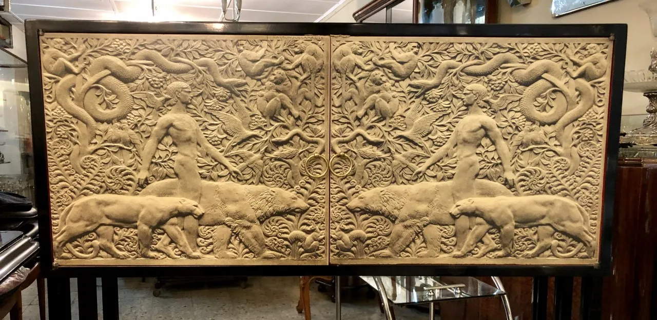 bibliothèque ancienne avec figures humaines et animales en relief, détail sculpté