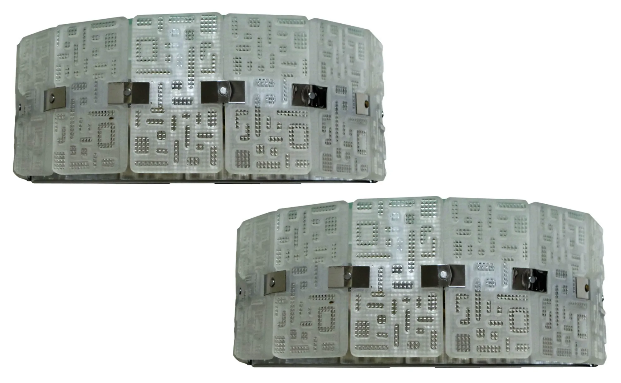 Paire d'appliques antiques de forme circulaire, avec des détails en relief de orrefors, illuminant une atmosphère accueillante.