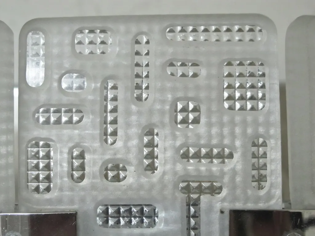 Antike Wandleuchter mit auffälligem prismaförmigem Design