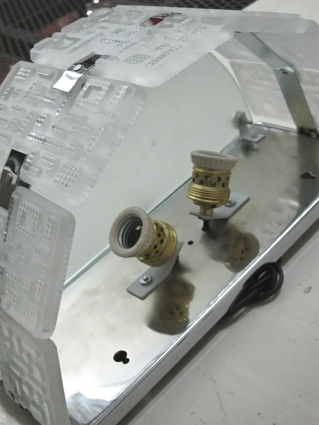 Coppia di applique antiche con design unico in metallo