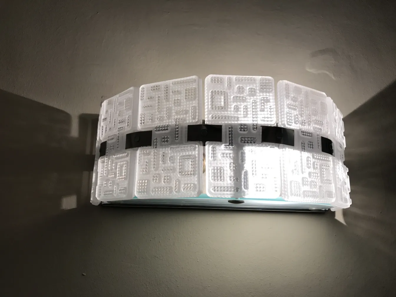 Par de luminárias de parede antigas, brilhantes e compactas