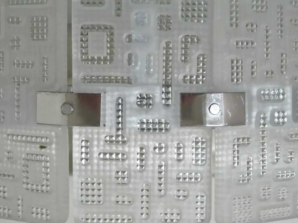 Par de luminárias de parede antigas com design decorativo