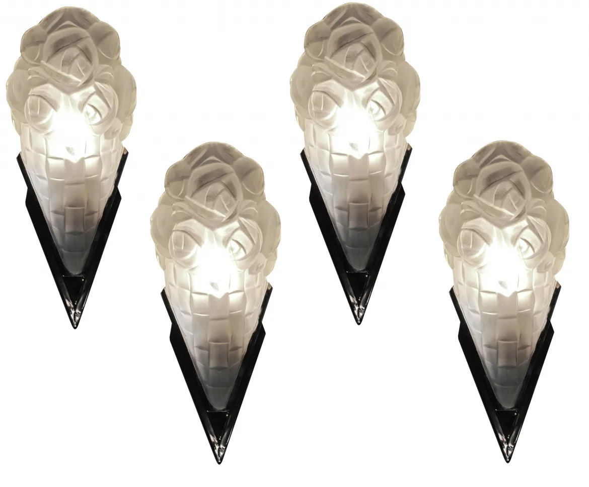 Par de luminárias antigas com luz branca, apresentando um design clássico, melhorando um ambiente acolhedor.