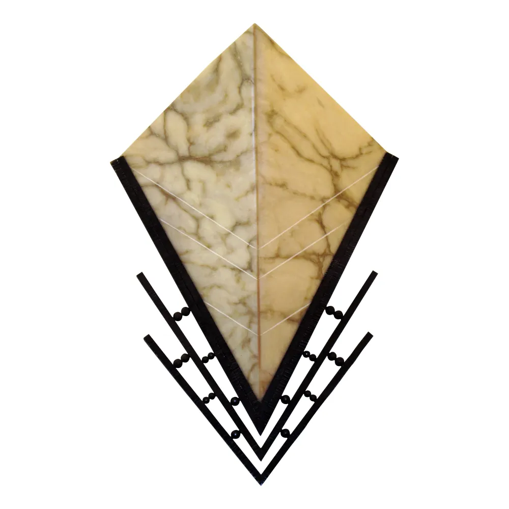 독특한 디자인과 따뜻한 색상의 오래된 벽등 한 쌍