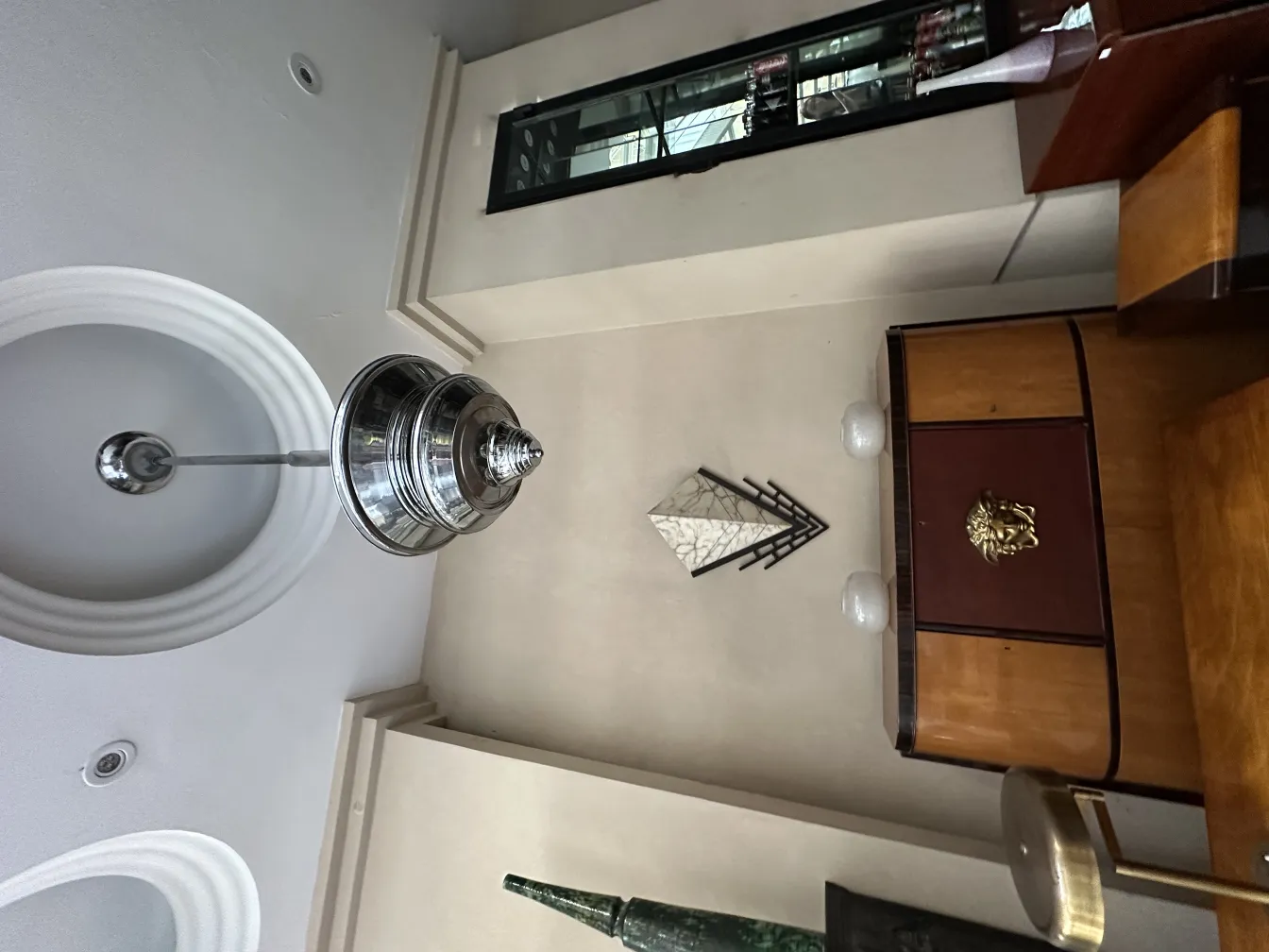 Par de apliques antiguos en habitación elegante, con luz suave y fondo armonioso.