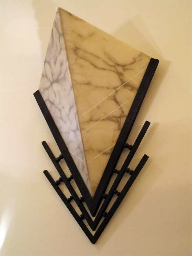 Apliques antigos com design geométrico em tons neutros, proporcionando um toque atraente e decorativo.