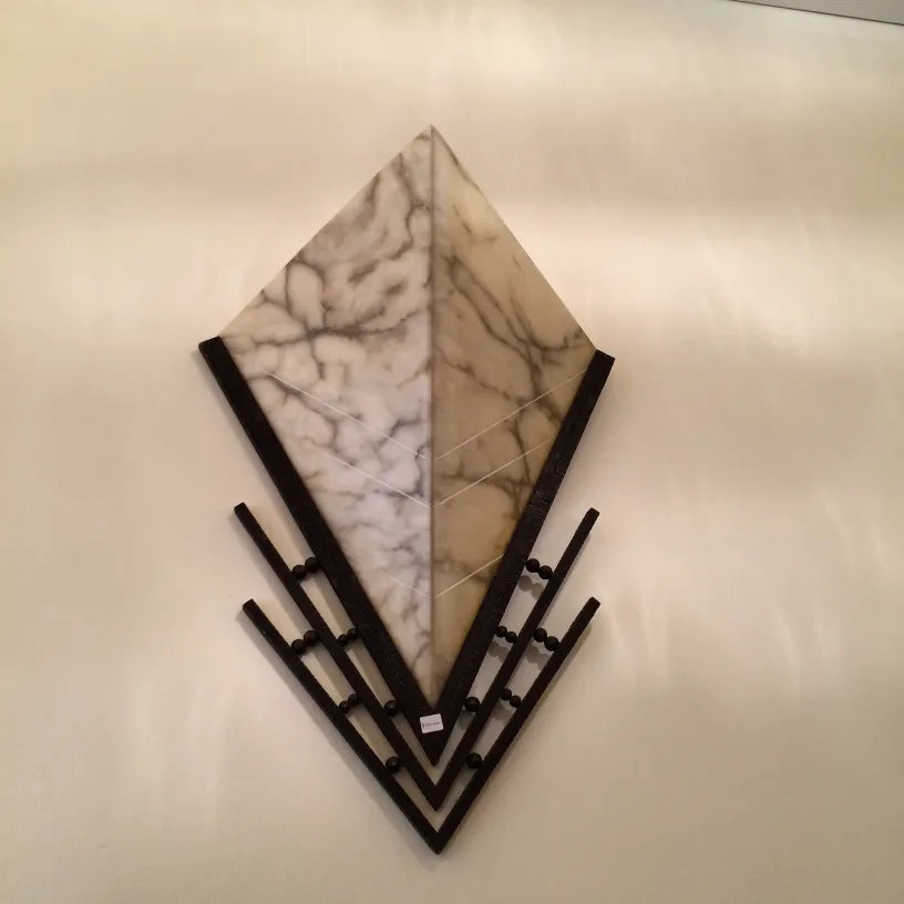 黒いディテールのダイヤモンド型のアンティーク壁灯