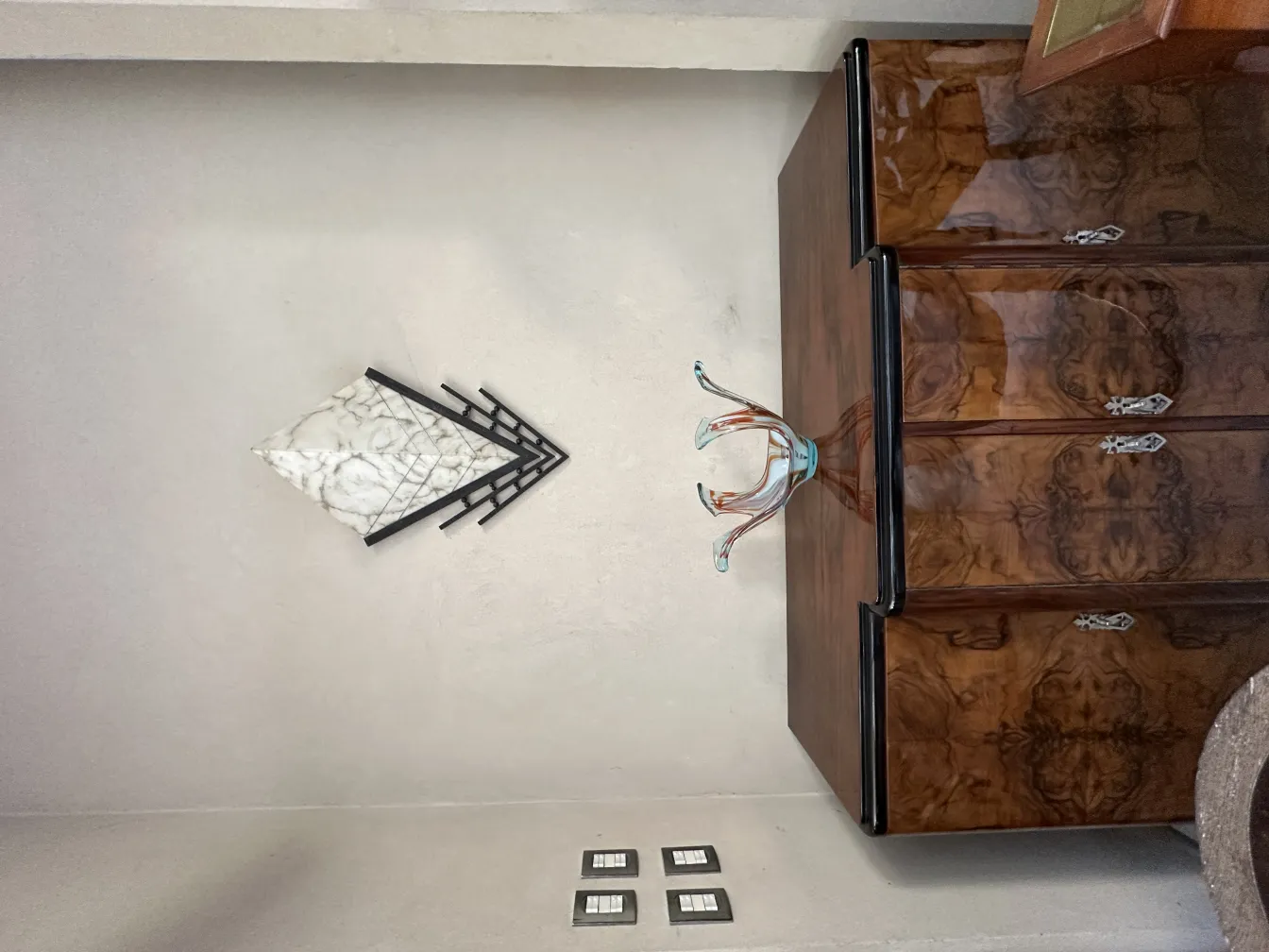 Paire d'appliques anciennes avec design géométrique dans un cadre élégant.