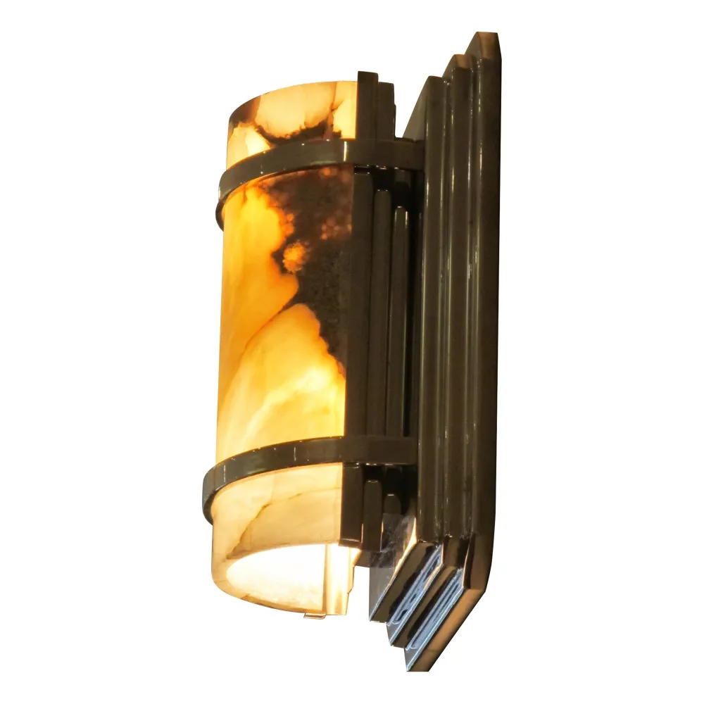 Belas luminárias de parede antigas com design único, iluminadas.