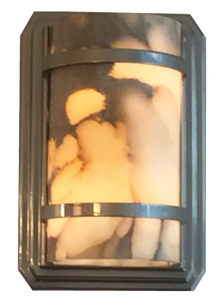 Par de luminárias de parede antigas com base metálica e cúpula de vidro, iluminando uma parede.