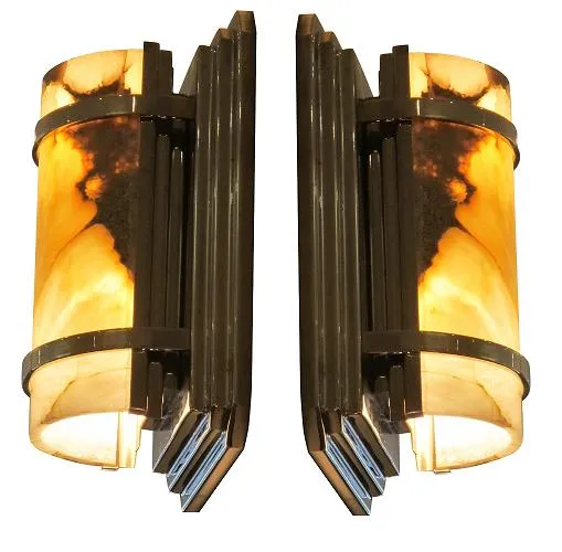 Coppia di applique antica con luce calda e design elegante.