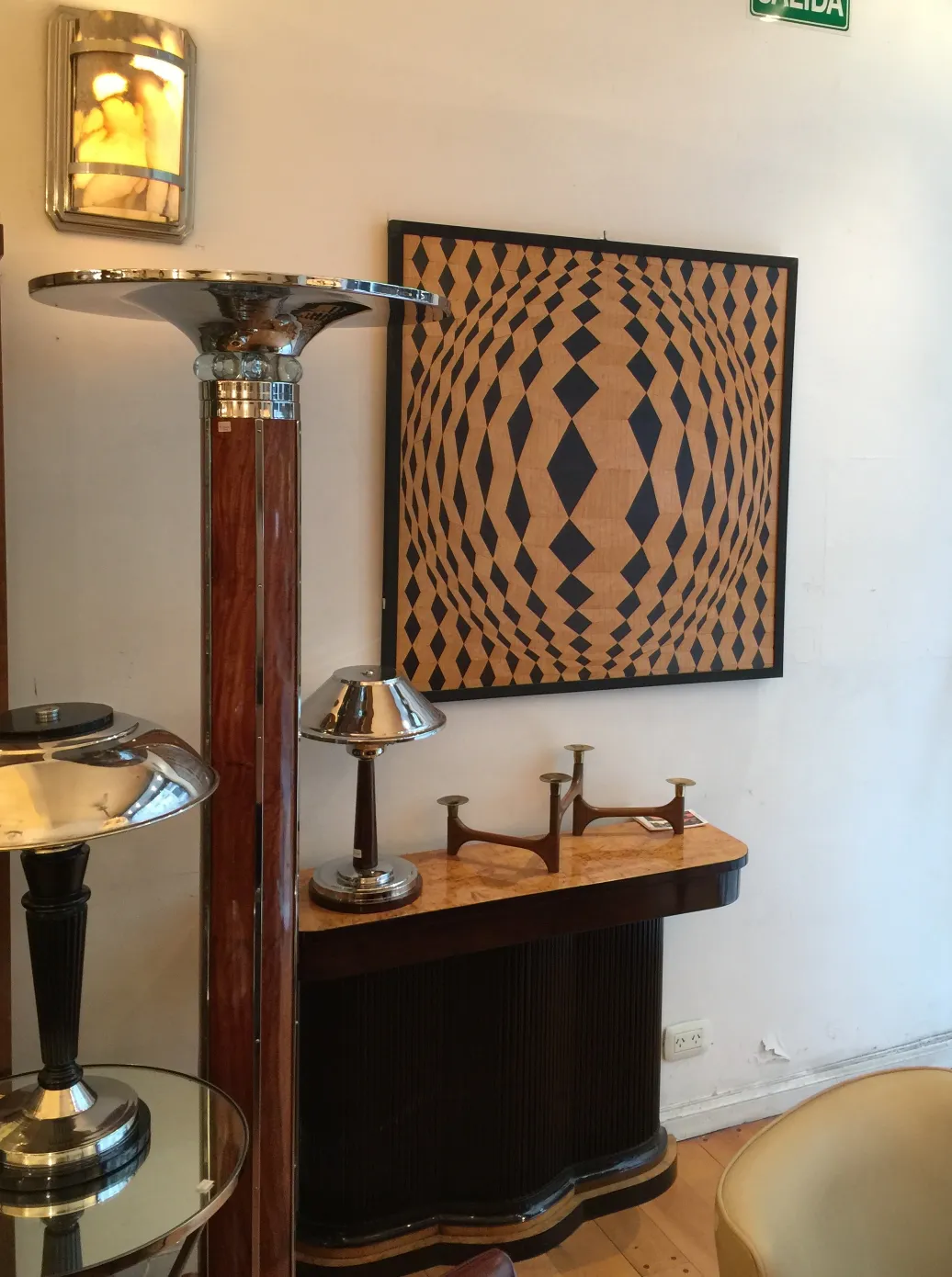 Par de luminárias antigas de estilo modernista, iluminando um ambiente elegante, com decoração moderna ao fundo.