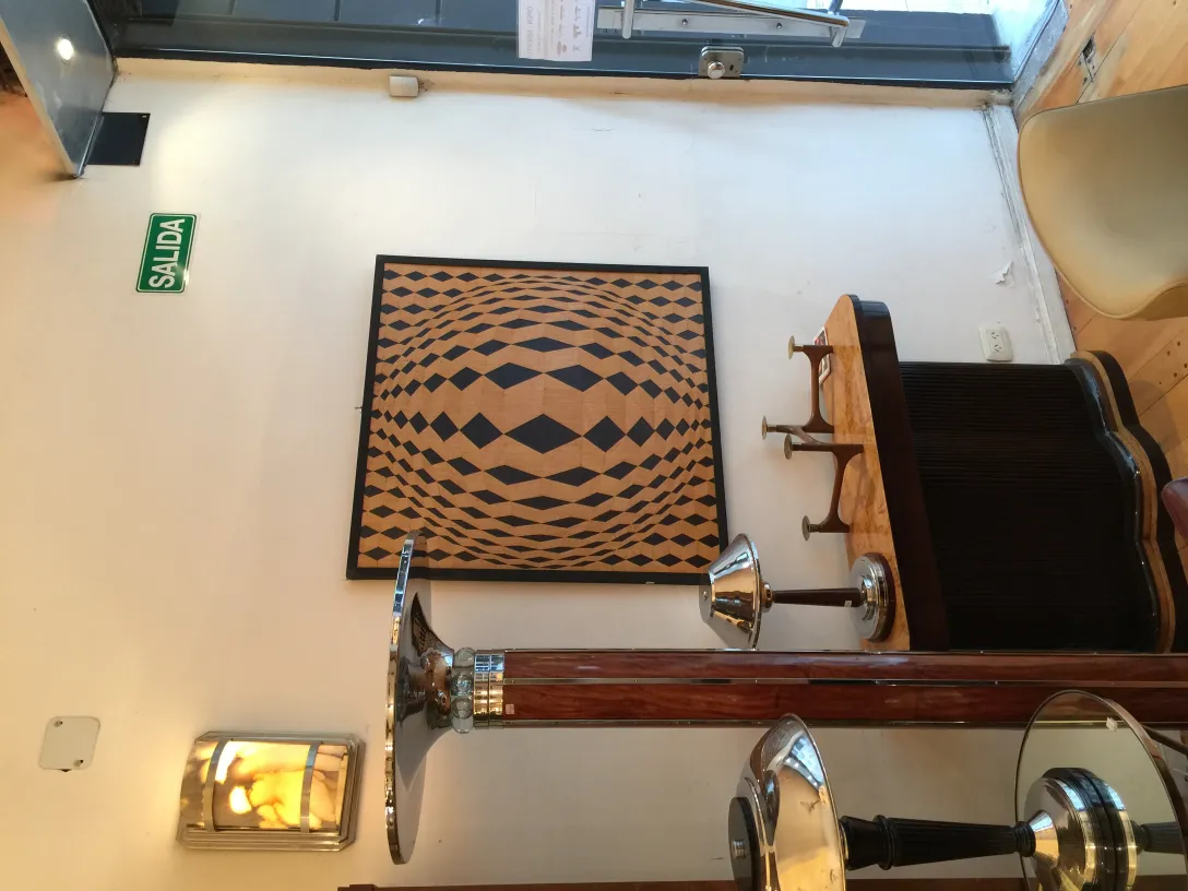 Par de apliques antiguos de pared con brillo metálico, en un ambiente decorativo