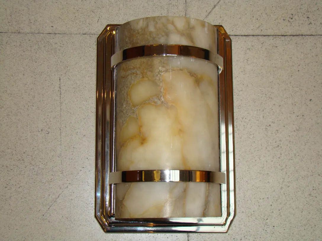 Antike Wandleuchter mit Metallbasis, die Wände elegant beleuchten.