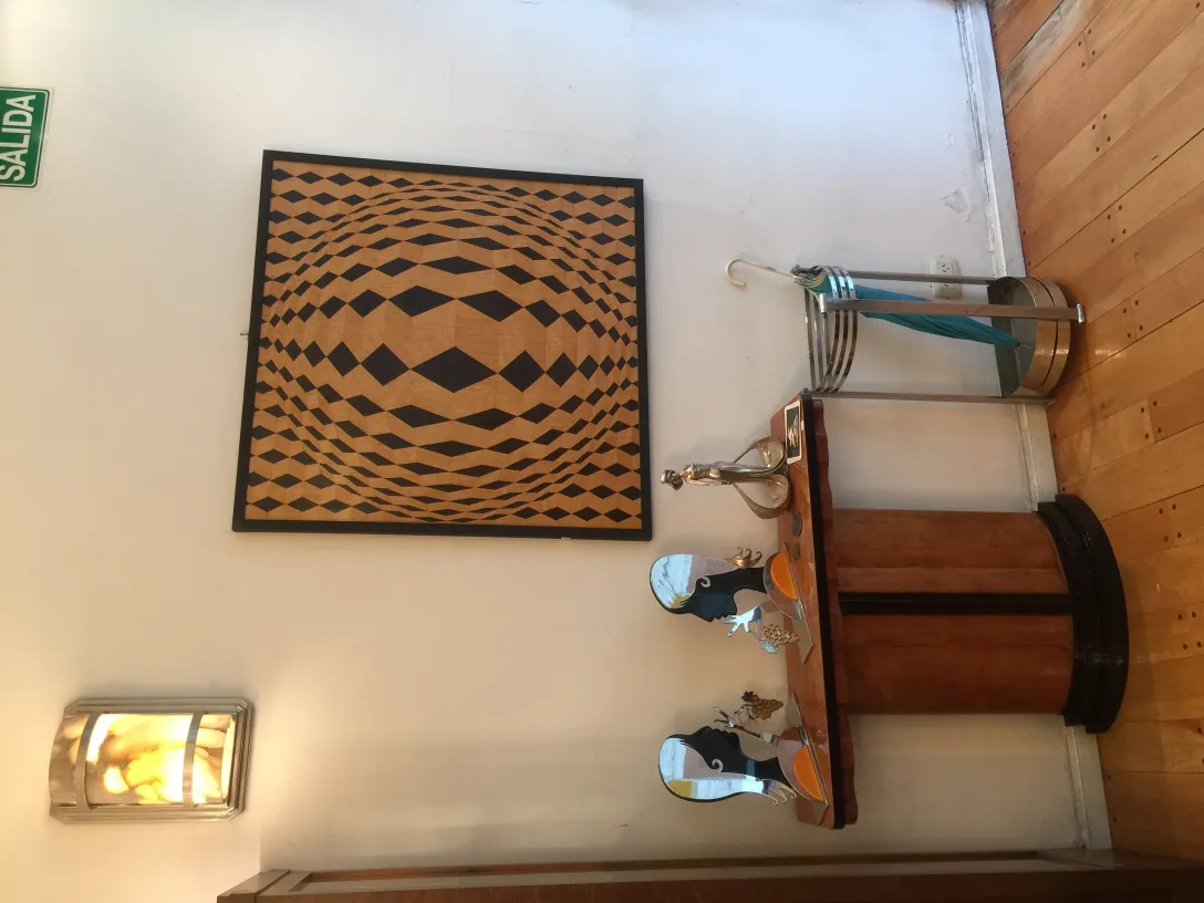 Par de apliques antiguos con diseño elegante y luces suaves.