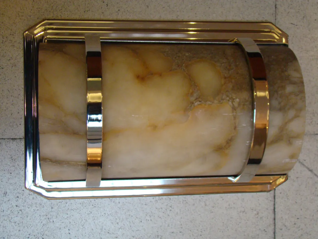 Антикварные бра с золотыми деталями в стильной обстановке, идеально подходят для декора.