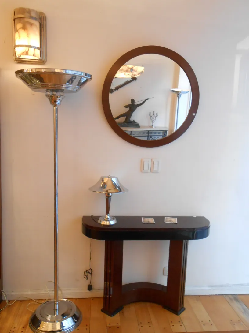 Par de antiguos apliques de pared en un ambiente elegante.