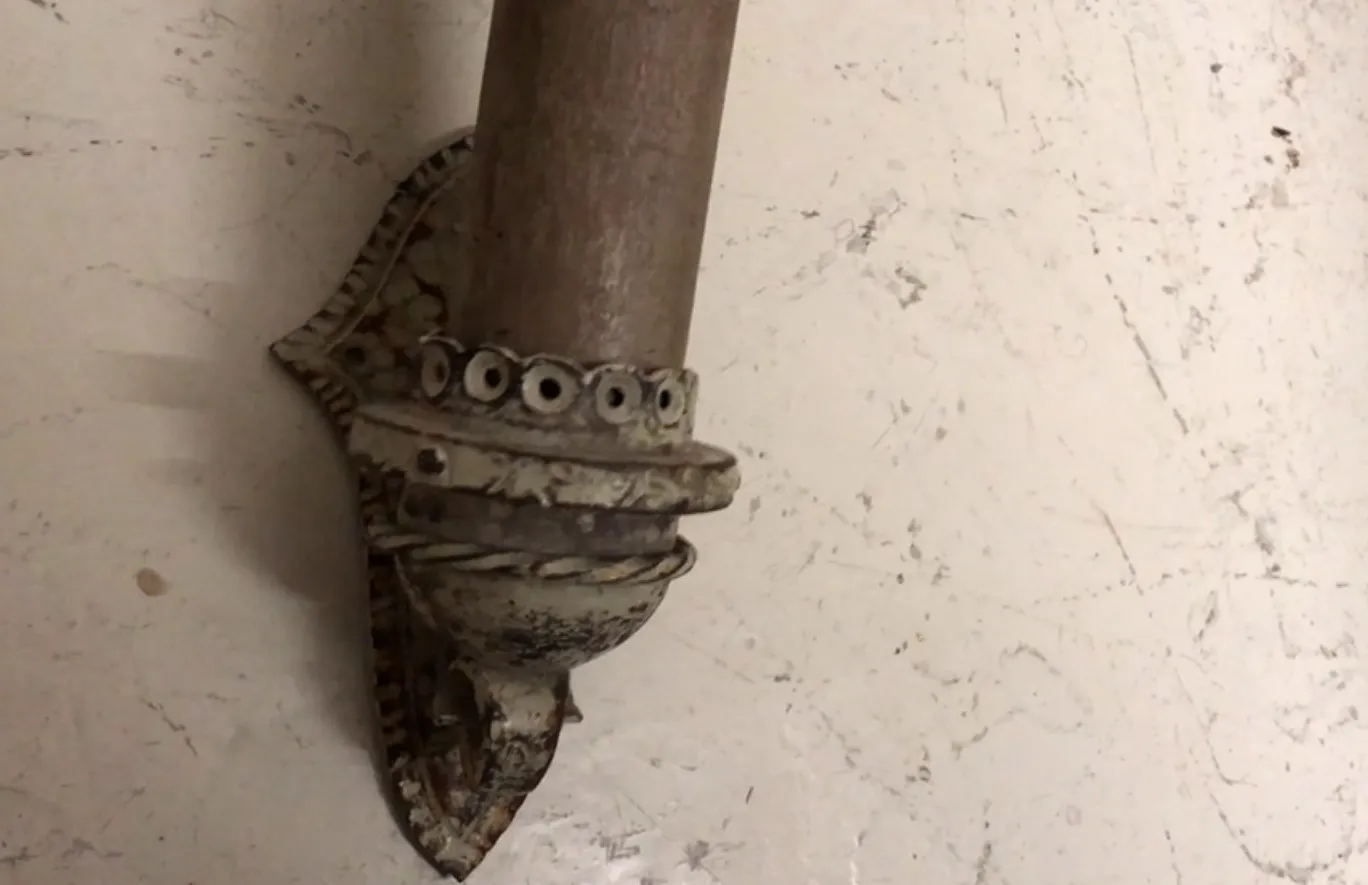 Coppia di applique antiche con dettagli decorativi