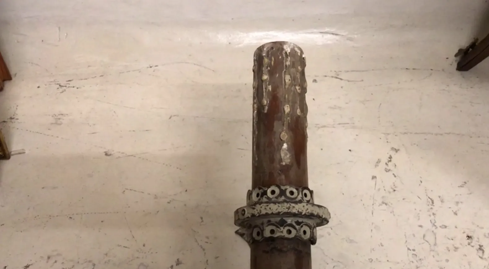 Paire d'appliques anciennes gilbert poillerat avec détails décoratifs.